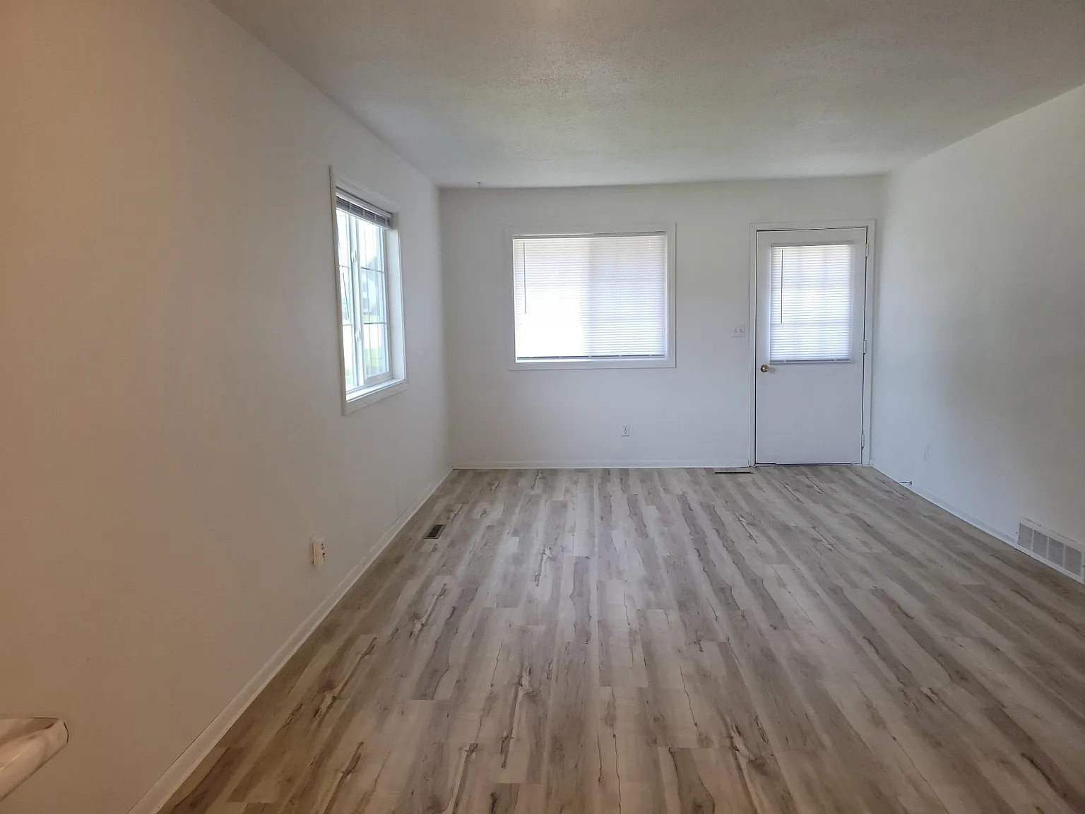 2 bed, 1.0 bath, $1,400 — Photo 3