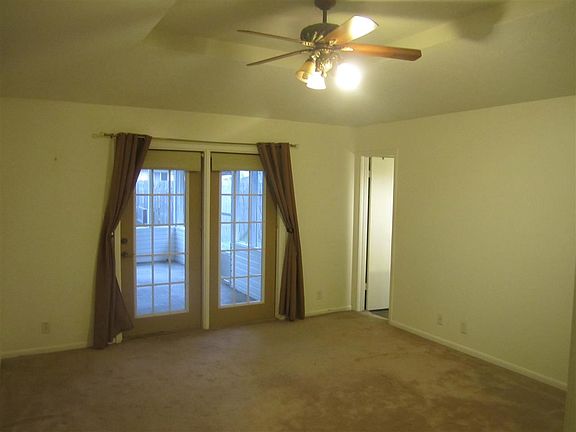 5th image of 1050 Shakespeare Dr
