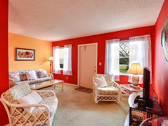 4th image of 70 Royal Oak Ct