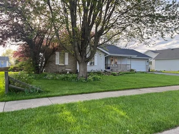 402 Shelden Dr, Winnebago, IL 61088