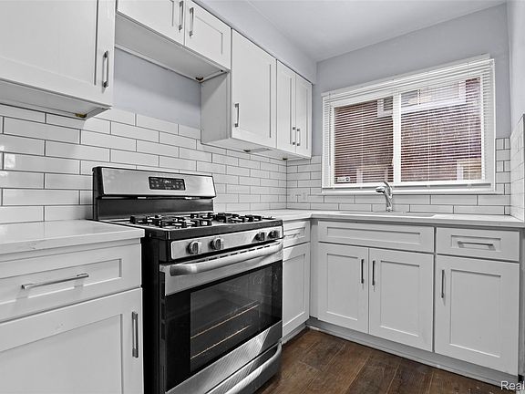 4th image of 6762 Greenview Ave E