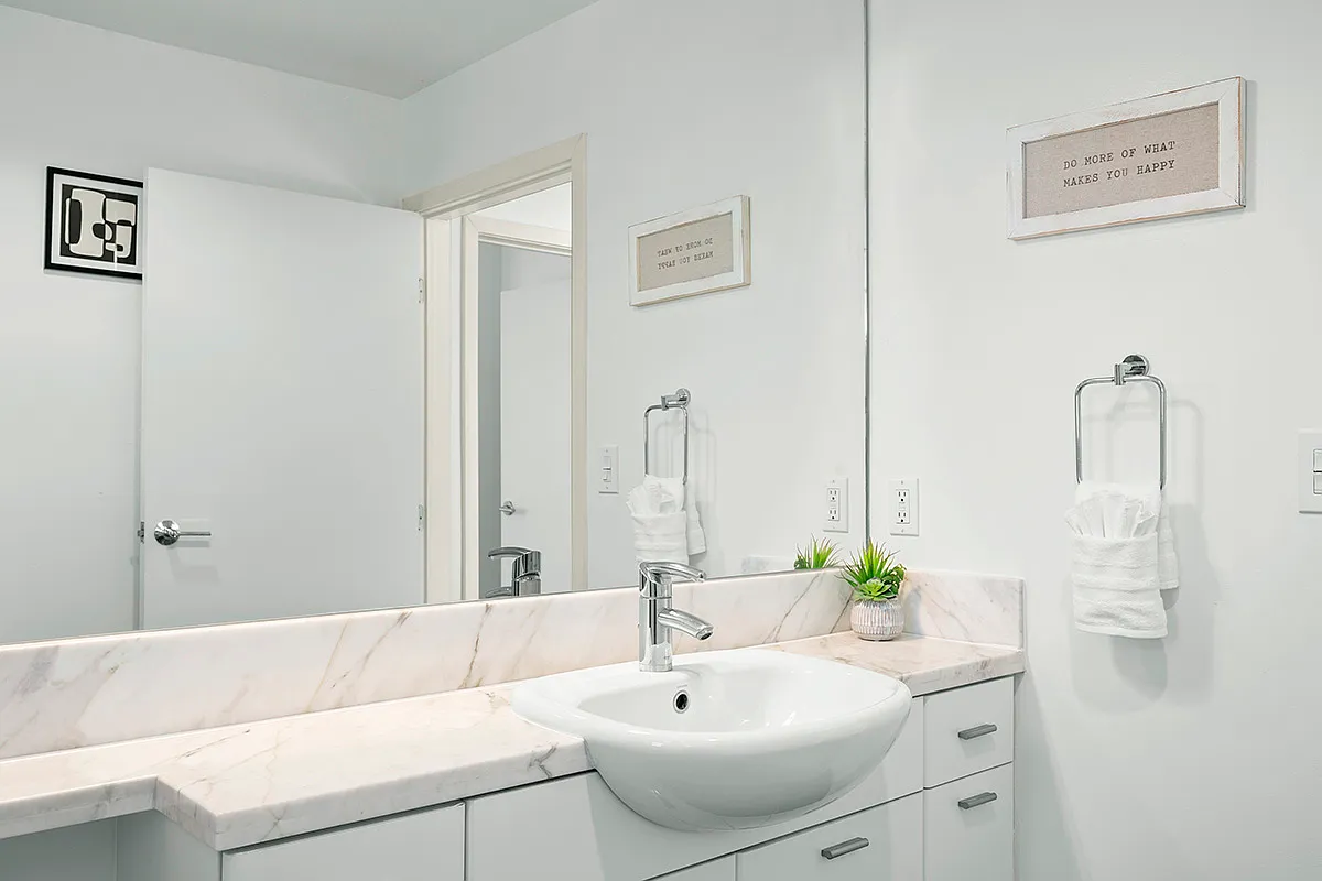2 bed, 960 sqft, $5,700 — Photo 2