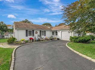 10 Apple Blossom Ln, East Patchogue, NY 11772