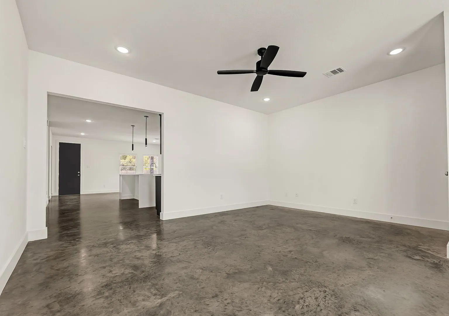 Pre-Lease Fall 2027 Luxury Home In South College Station — Photo 4
