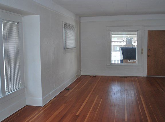 5th image of 924 Oriole St