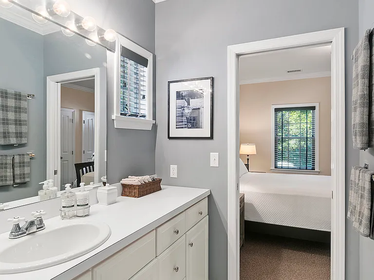 100 Greenleaf Ln — Photo 11