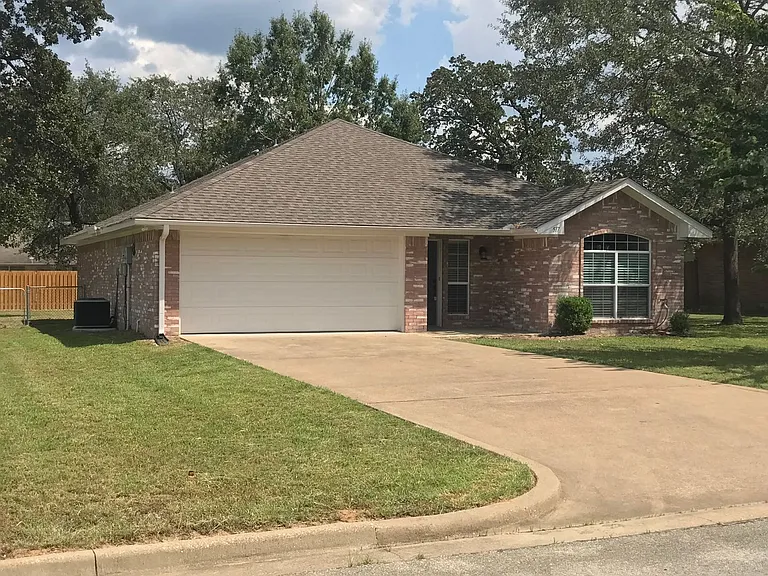 517 Molly Ln — Photo 1