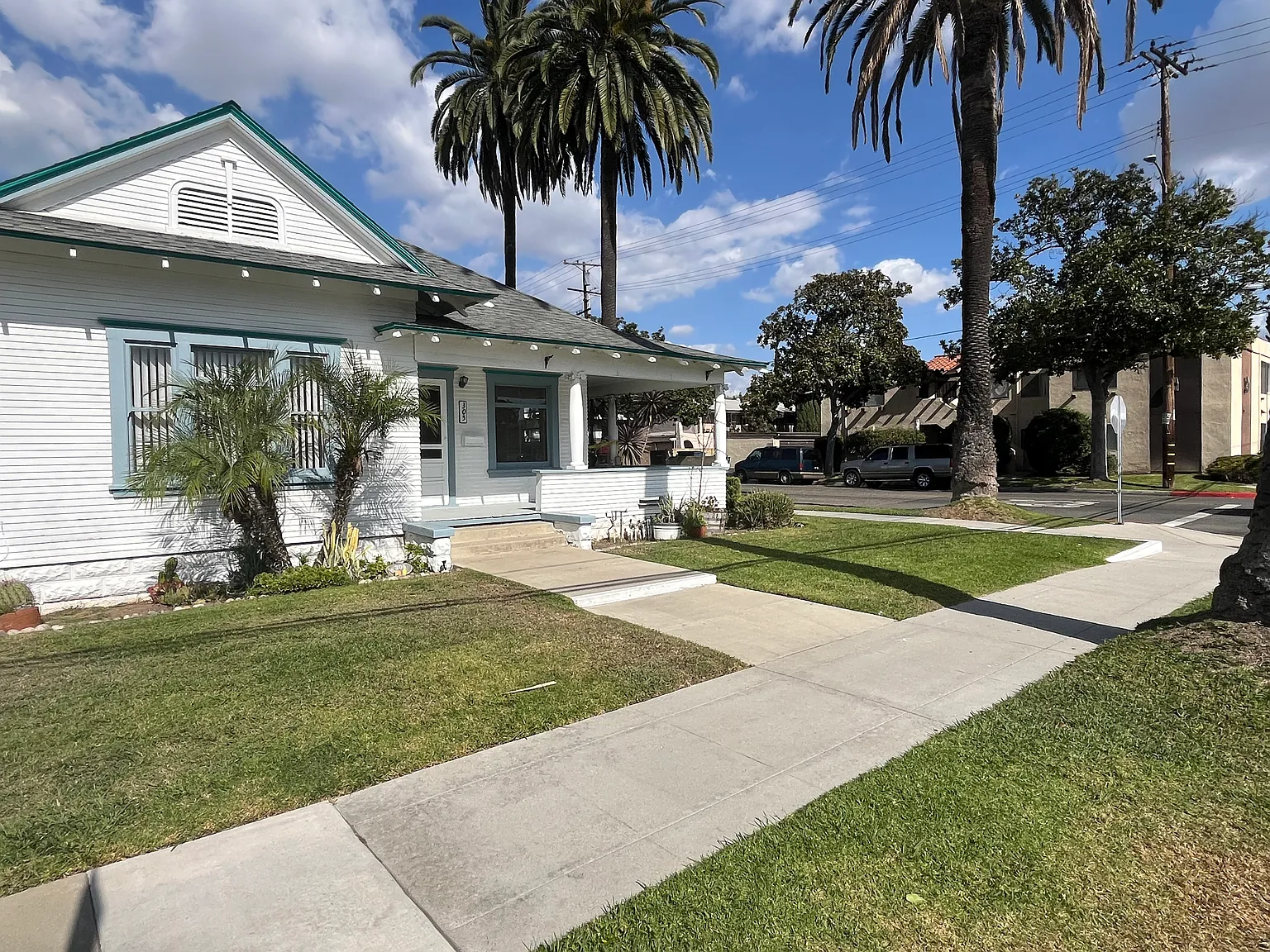 305 W Palmyra Ave — Photo 4