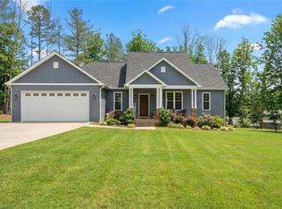 1196 Cape Hickory Rd, Hickory, NC 28601