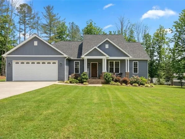 1196 Cape Hickory Rd, Hickory, NC 28601