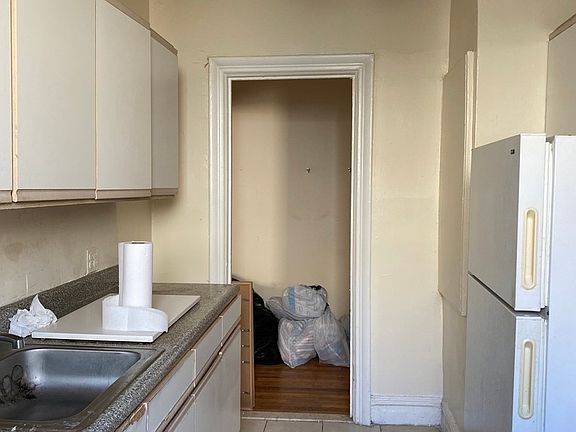 4th image of 209 E 16th St APT D6
