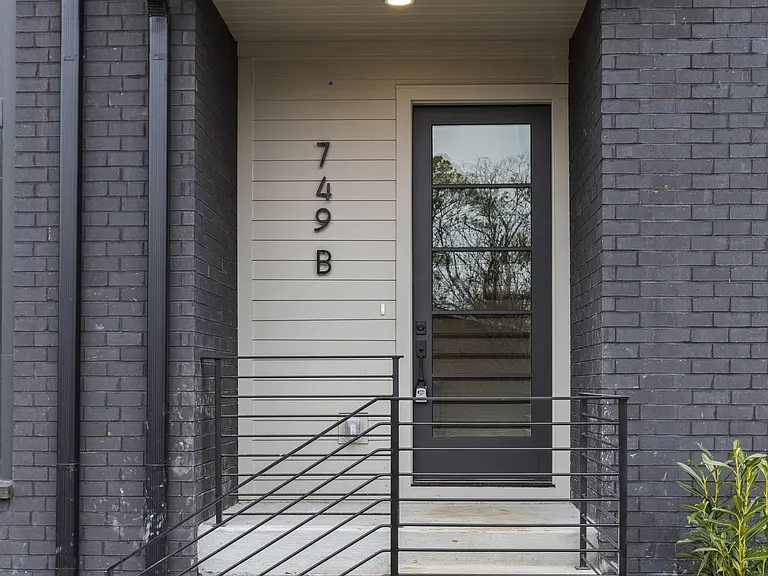 749B Alloway St — Photo 3