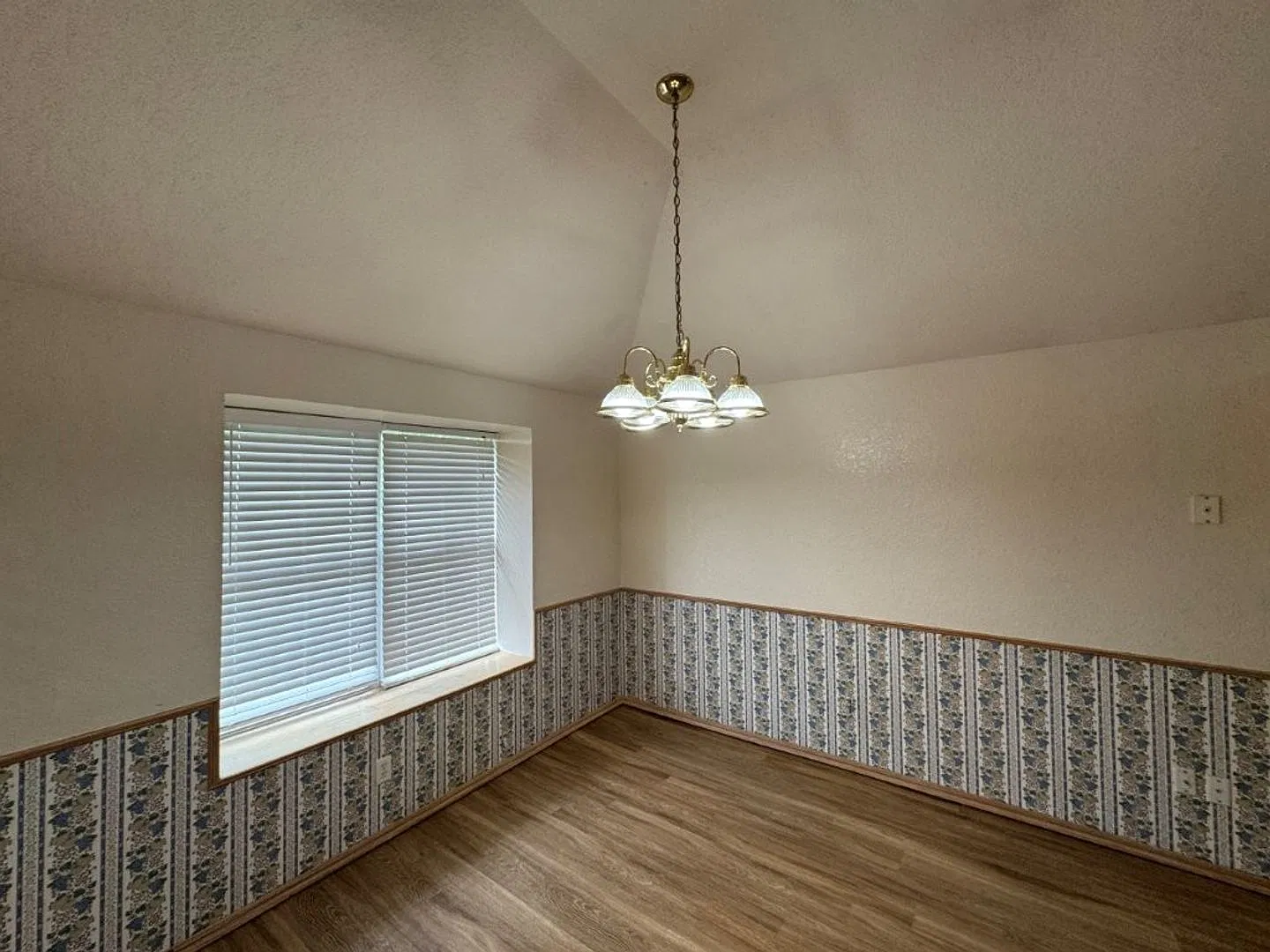 New flooring and paint! Cute 3 bed, 2 baths with a 2 car garage home for rent, community pool! Ne... — Photo 4