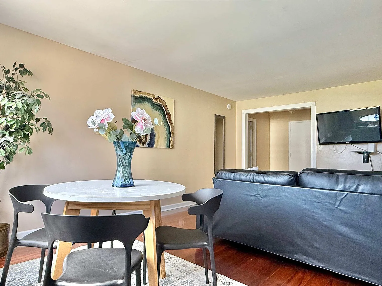 2 bed, 1.0 bath, 796 sqft, $2,788 — Photo 3
