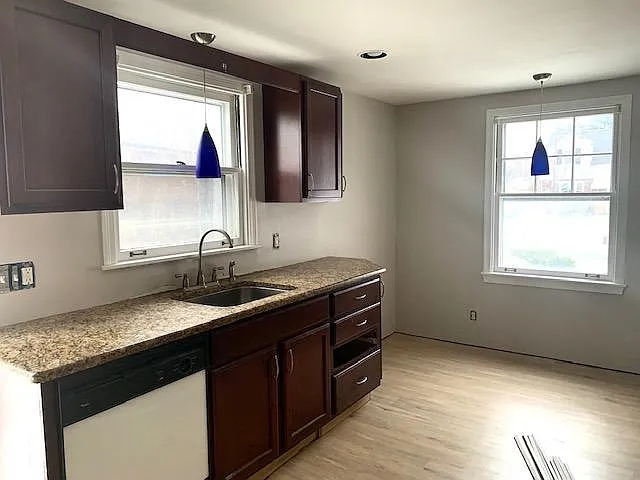 3 bed, 1050 sqft, $2,080 — Photo 4
