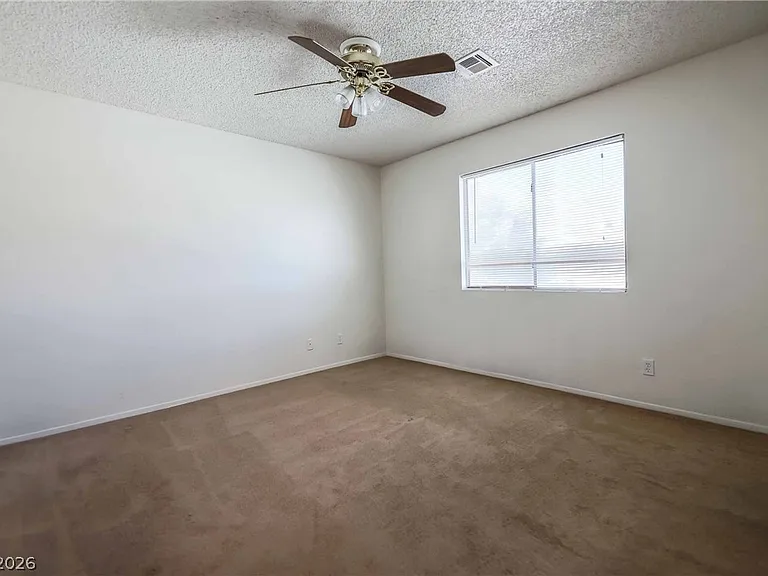 566 Kristin Ln — Photo 9