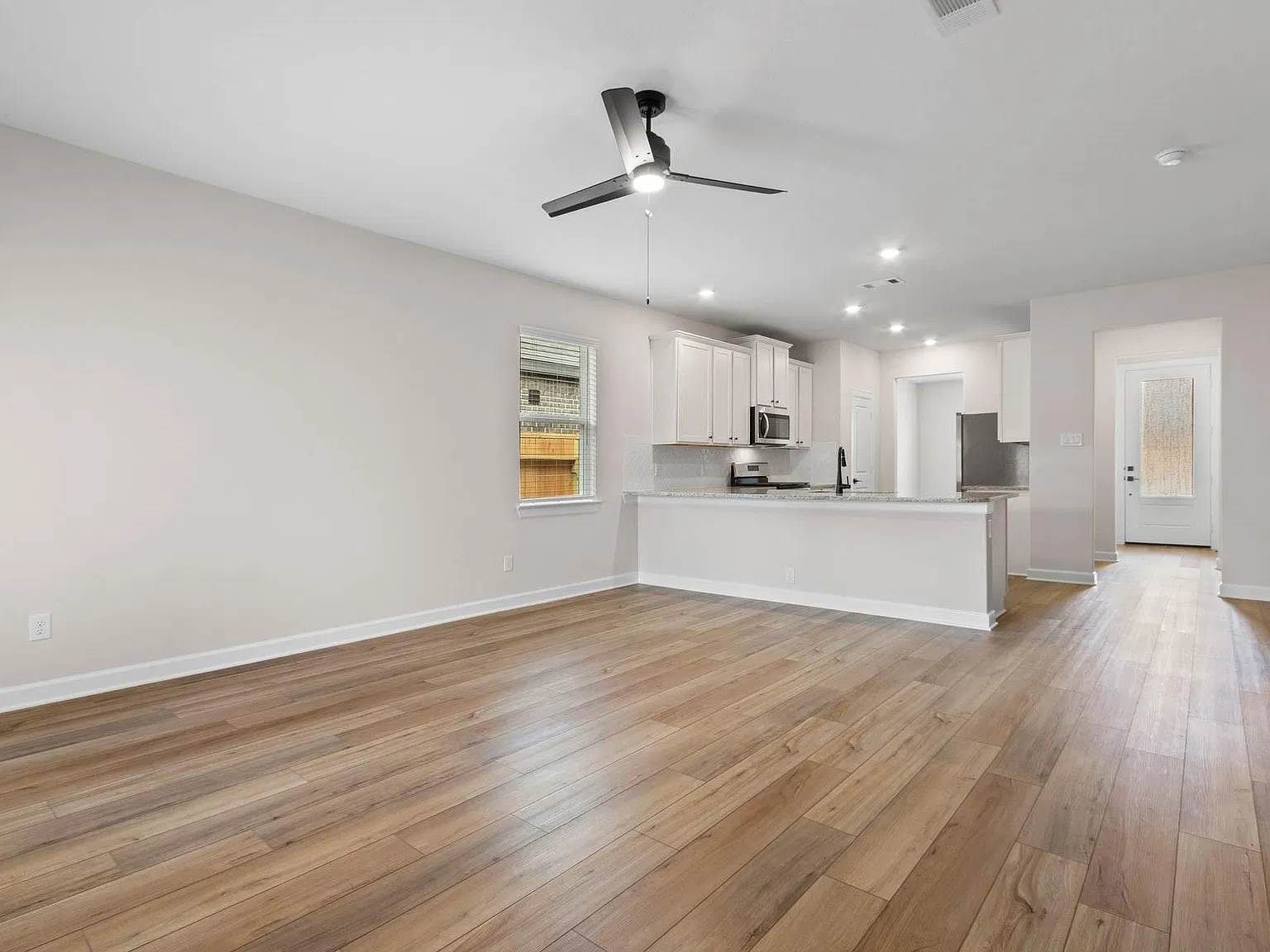 3 bed, 2.0 bath, 1570 sqft, $2,510 — Photo 4