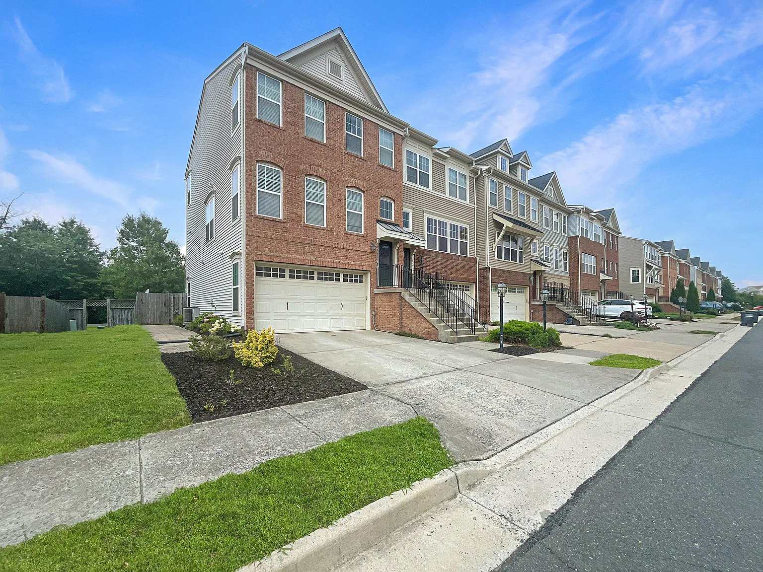 3 bed, 3.5 bath, 2320 sqft, $3,400 — Photo 2