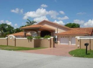 9410 E Calusa Club Dr, Miami, FL 33186