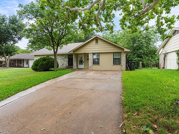 2nd image of 1121 Sam Houston Dr