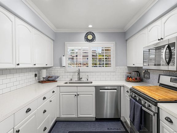5th image of 3037 Camarillo Ave