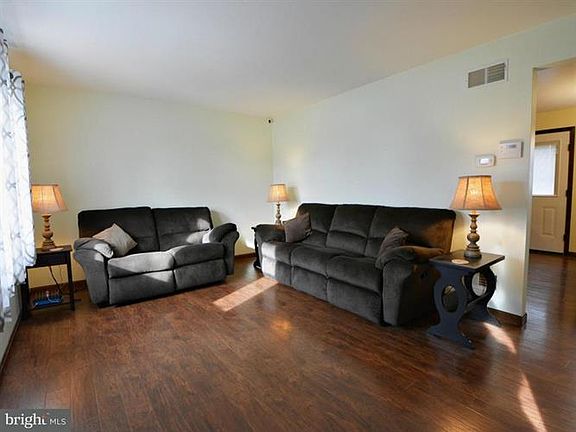 3rd image of 13 Hillcrest Dr