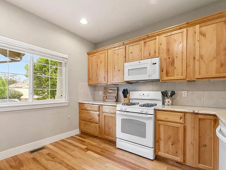1162 Village Cir — Photo 12