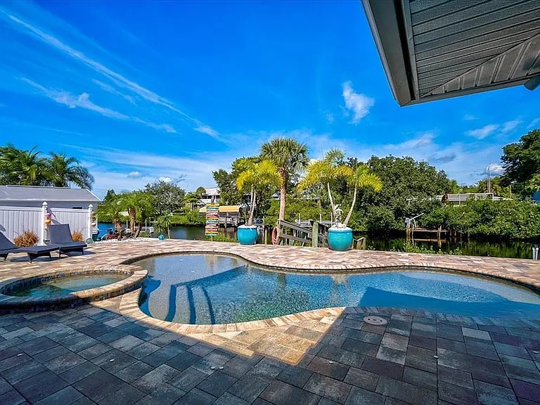 670 Coral Dr — Photo 2