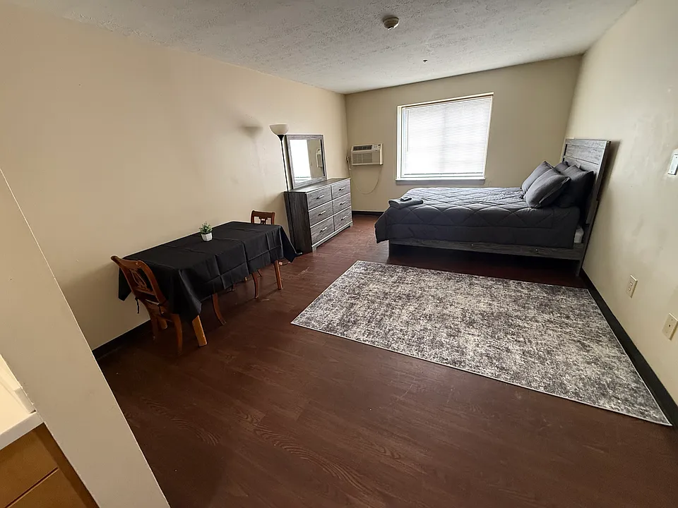 4350 Lakeshore Dr #1
