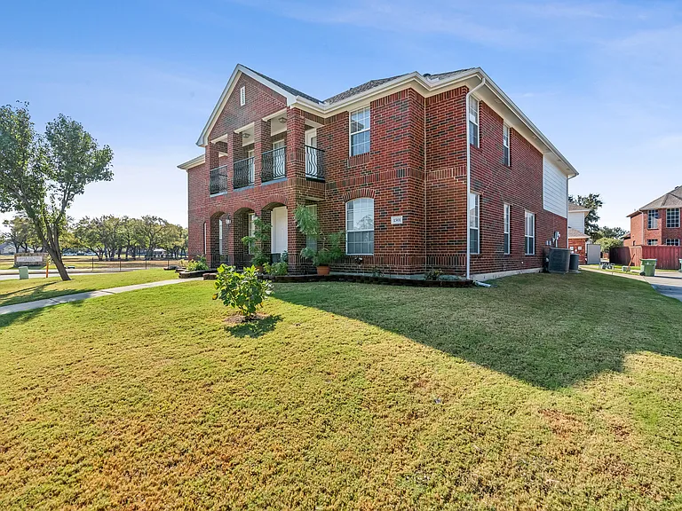 1501 Ector Dr — Photo 2