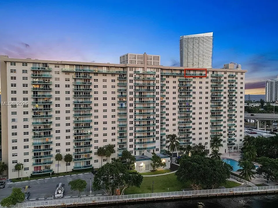 19390 Collins Ave #1502