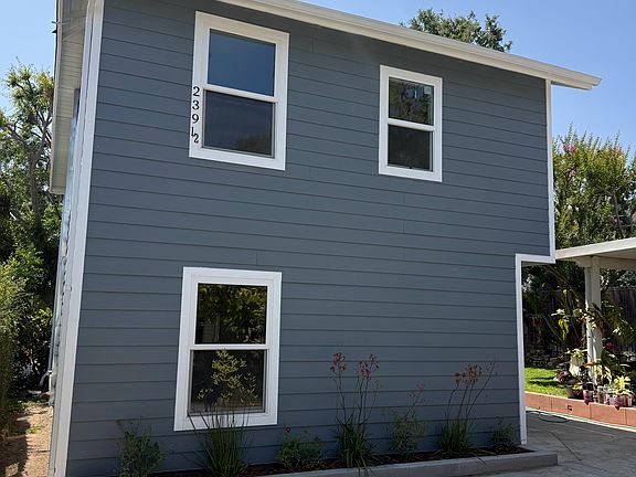 4th image of 239 1/2 N Mayflower Ave