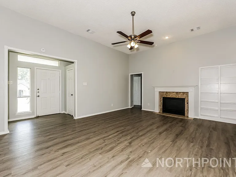 404 Derby Ln — Photo 2