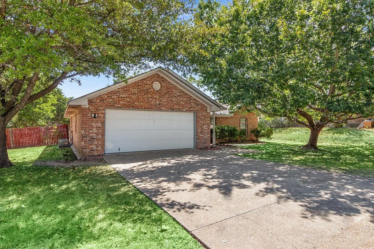 3 bed, 2.0 bath, 1349 sqft, $1,800 — Photo 2