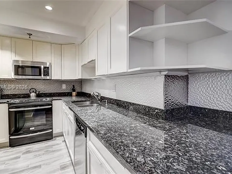 2401 Collins Ave #1410 — Photo 8