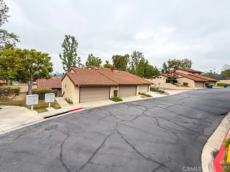 1034 Romney Dr — Photo 2