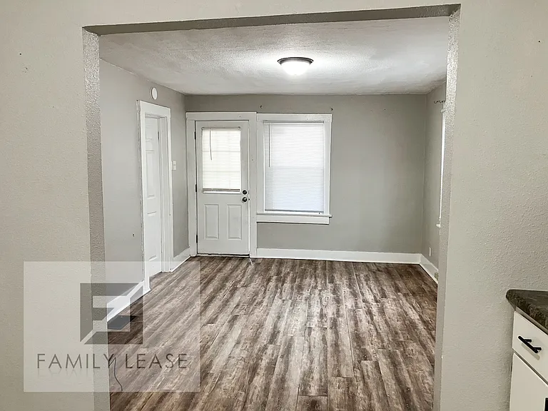 2304 E Prairie St — Photo 2