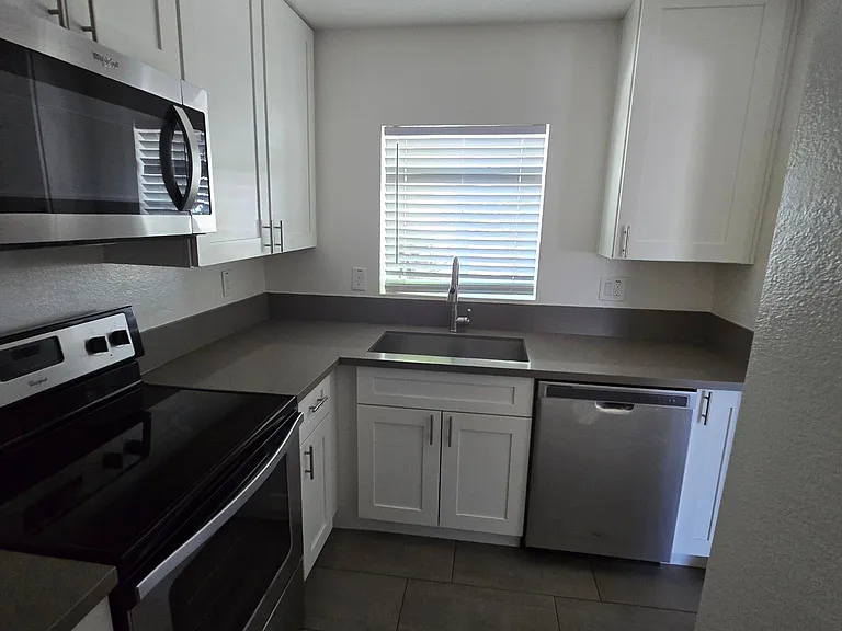 646 N 10th Ave — Photo 9