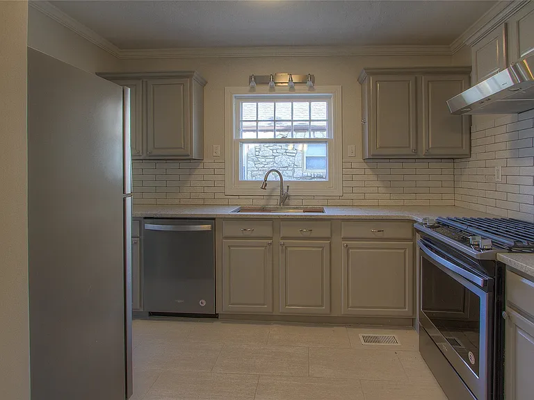 1316 S Knoxville Ave — Photo 8