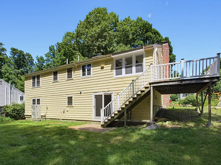 37 Woodbury Rd — Photo 19