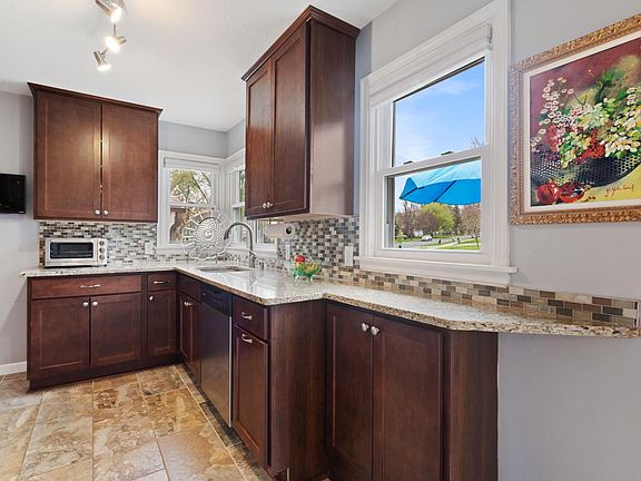 4th image of 404 Oakwood Dr