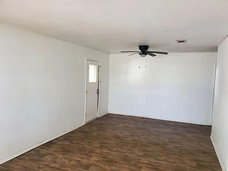 919 Kings Rd — Photo 4