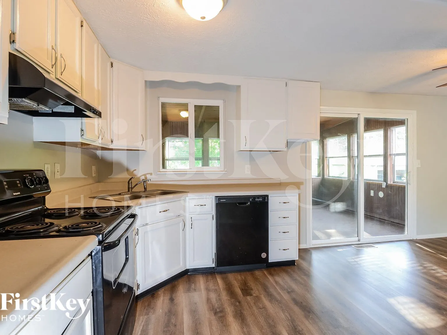 5 bed, 3.0 bath, 1988 sqft, $2,165 — Photo 4