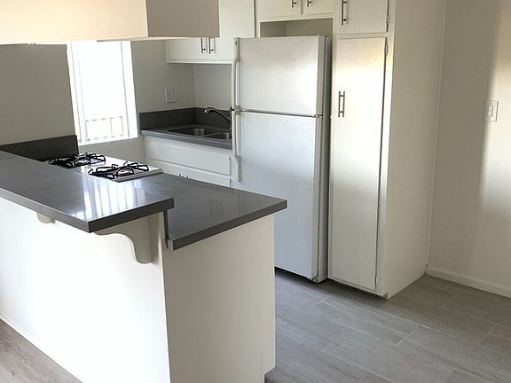 4th image of 2120 Vanderbilt Ln APT 9