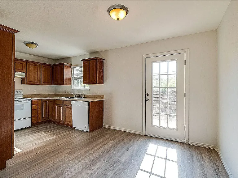 1115 Parkway Trl — Photo 8