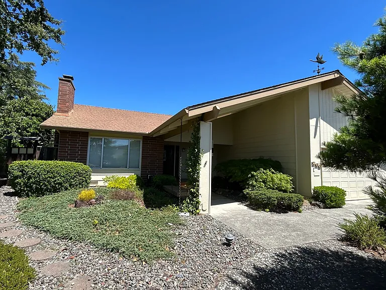 266 Valley Oaks Dr — Photo 2