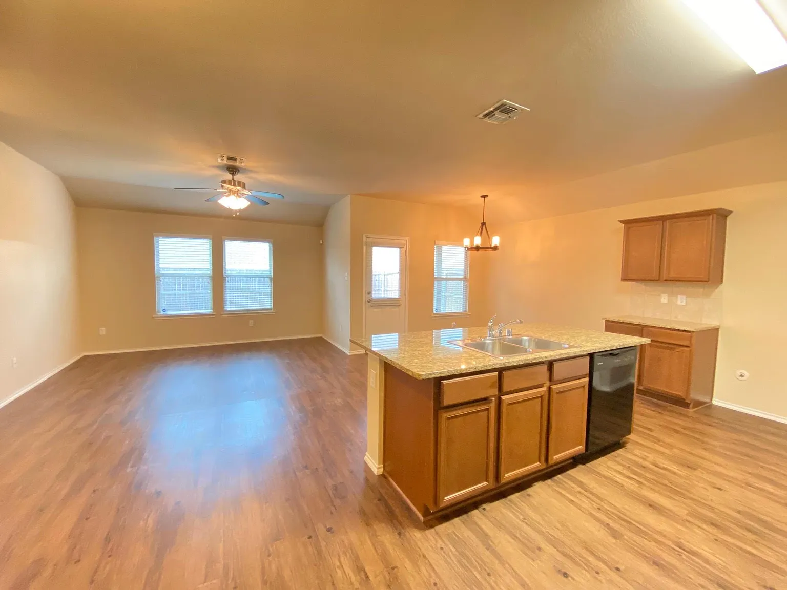 4 bed, 1566 sqft, $1,895 — Photo 4