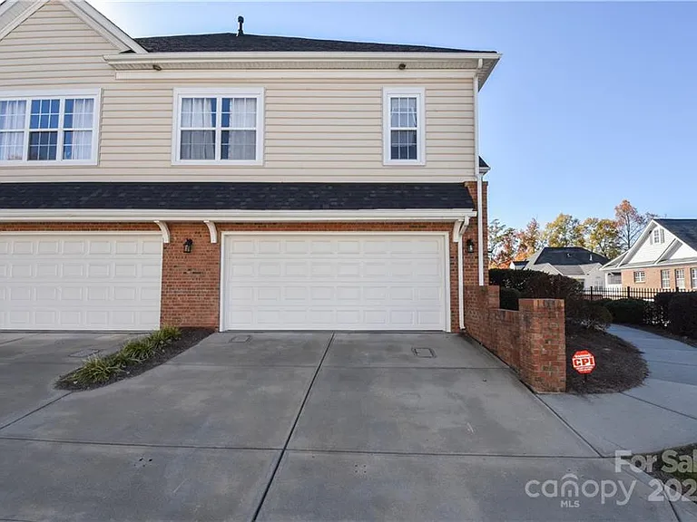 12023 Valley Oak St #3A — Photo 3