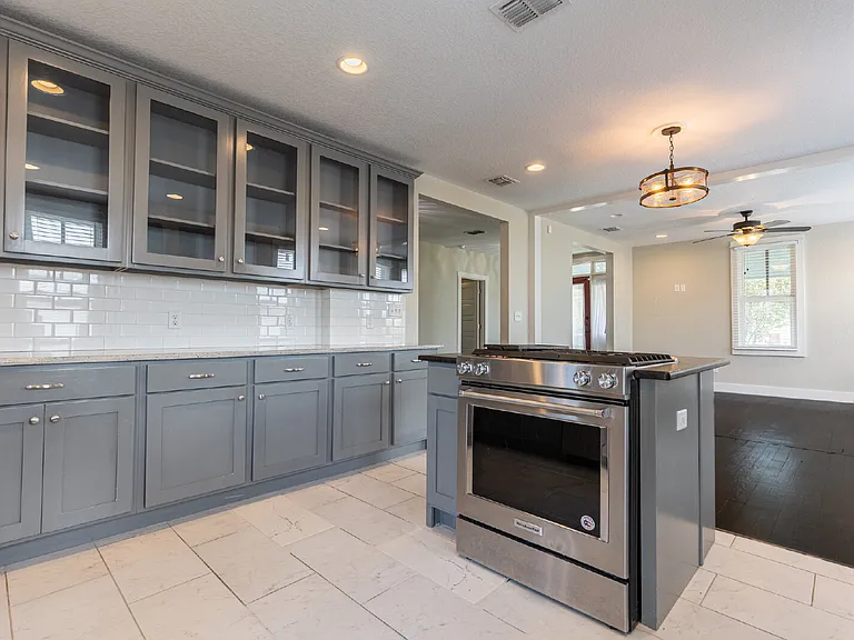 1121 E Crockett St — Photo 12