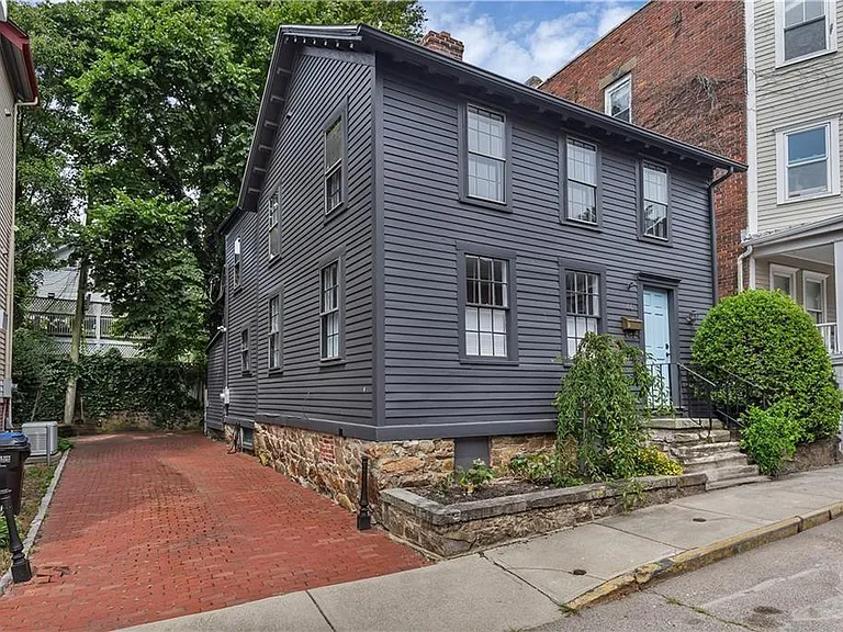 44 William St — Photo 1